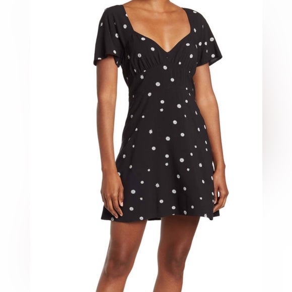 Abound Dresses & Skirts - NWT Abound shorts sleeves skater dress simple Daisy size XS.